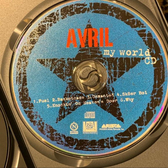 Avril Lavigne My World DVD / CD - Picture 2 of 5